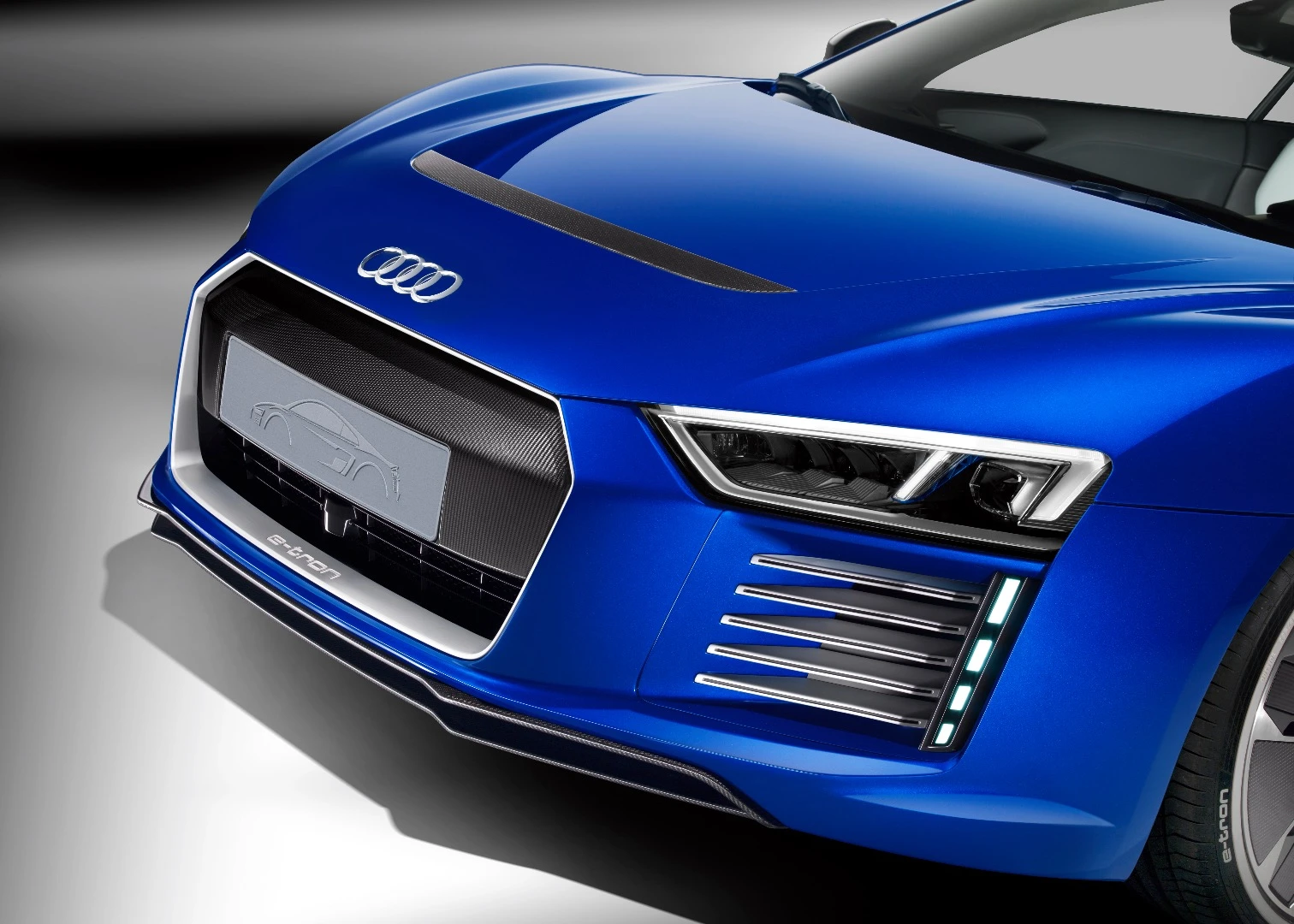 R8 e-tron piloted concept
