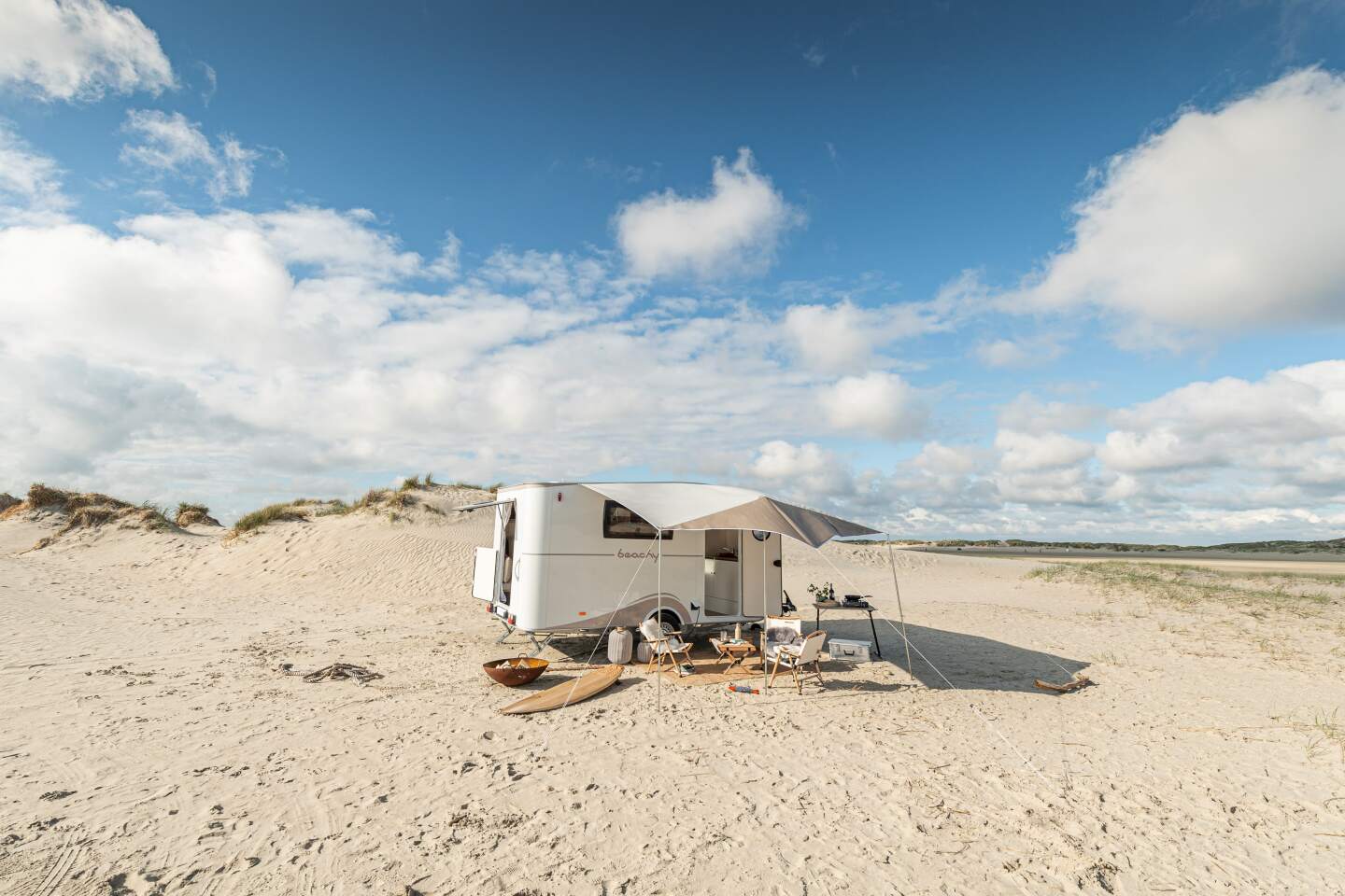 No sign of a bathroom here, inside or out: Hobby Beachy 420