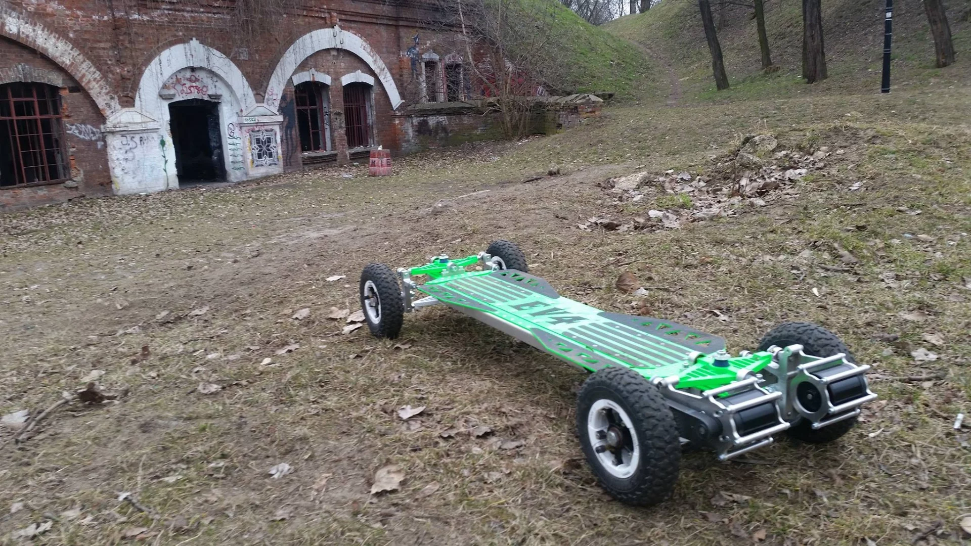 The Boardzilla Mountain Board can roll for 20-40 km and achieve a top speed of 40km/h