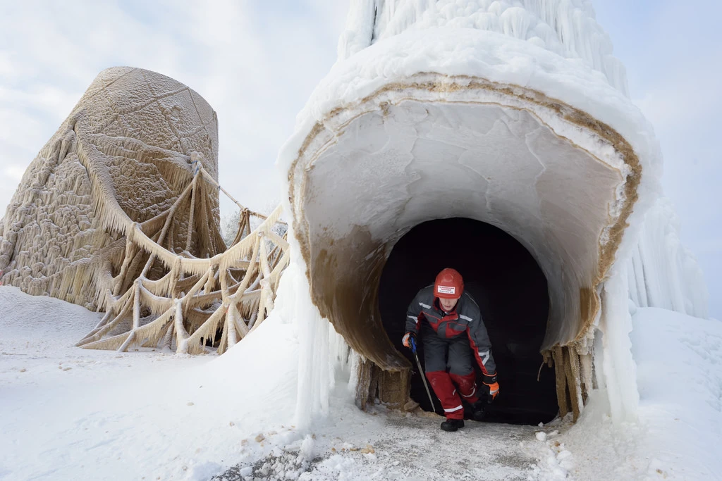 A volunteer exits one of the Sagrada Familia in Ice towers (Photo: Bart van Overbeeke)