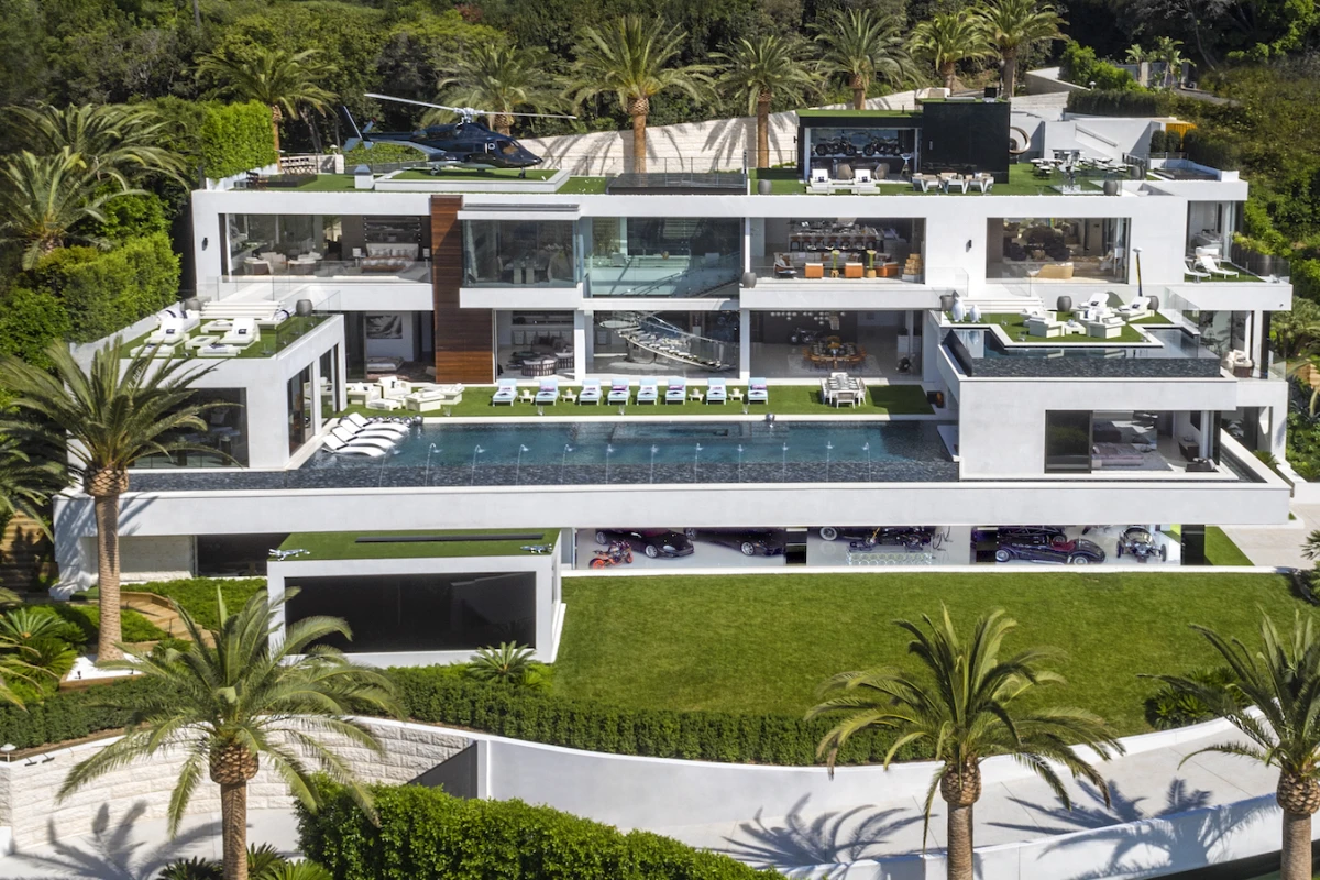924 Bel Air Road boasts 270-degree unobstructed views of the Los Angeles area