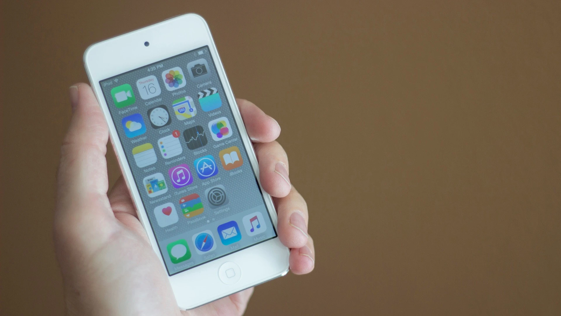 The iPod touch's 326 PPI display should look familiar to anyone who's used an iPhone 5, 5s or 5c