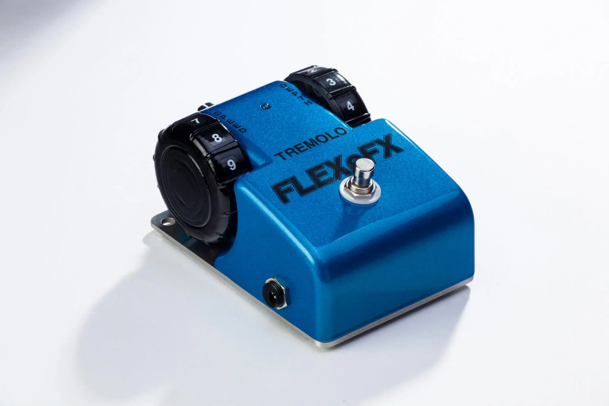 The left wheel controls the speed of the FLEXeFX Tremolo, and the right controls depth or level