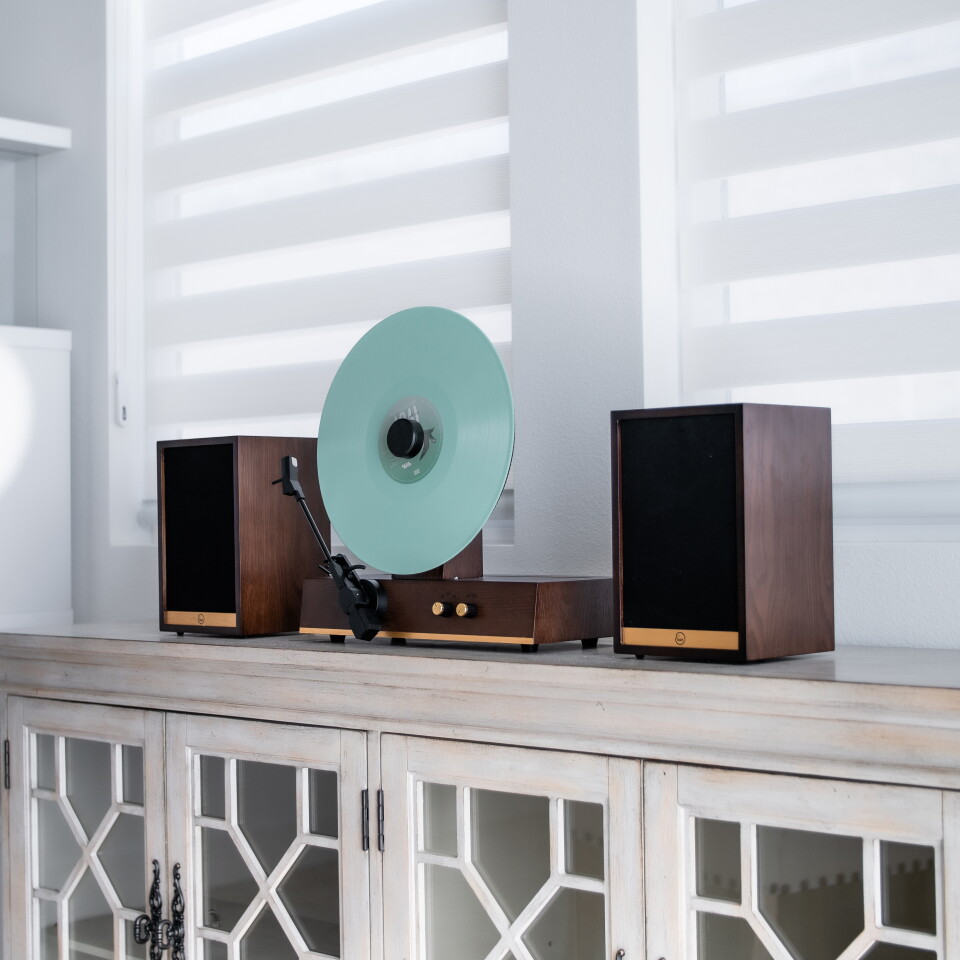 The Fuse GLD supports playback speeds of 33, 45 and 78 rpm, and comes with a manual tonearm ending in an AT cartridge
