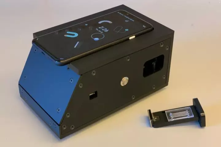 A prototype device that uses a smartphone camera as part of a COVID-19 rapid diagnostic test