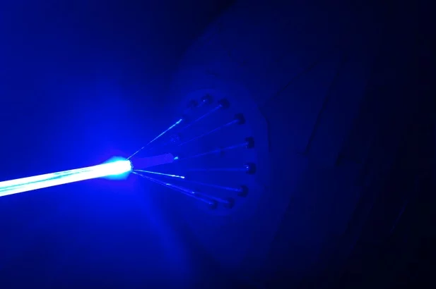 The one-big-beam effect can be simulated by placing a clear plexiglass rod at the point where the 14 beams converge