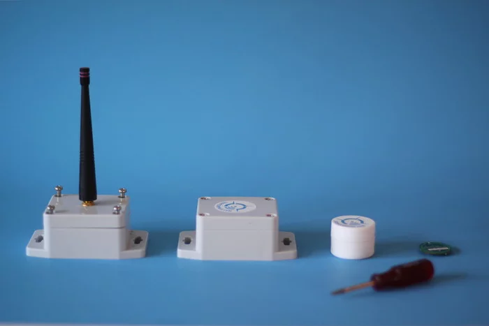 SightCompass uses an array of beacons which function as proximity sensors