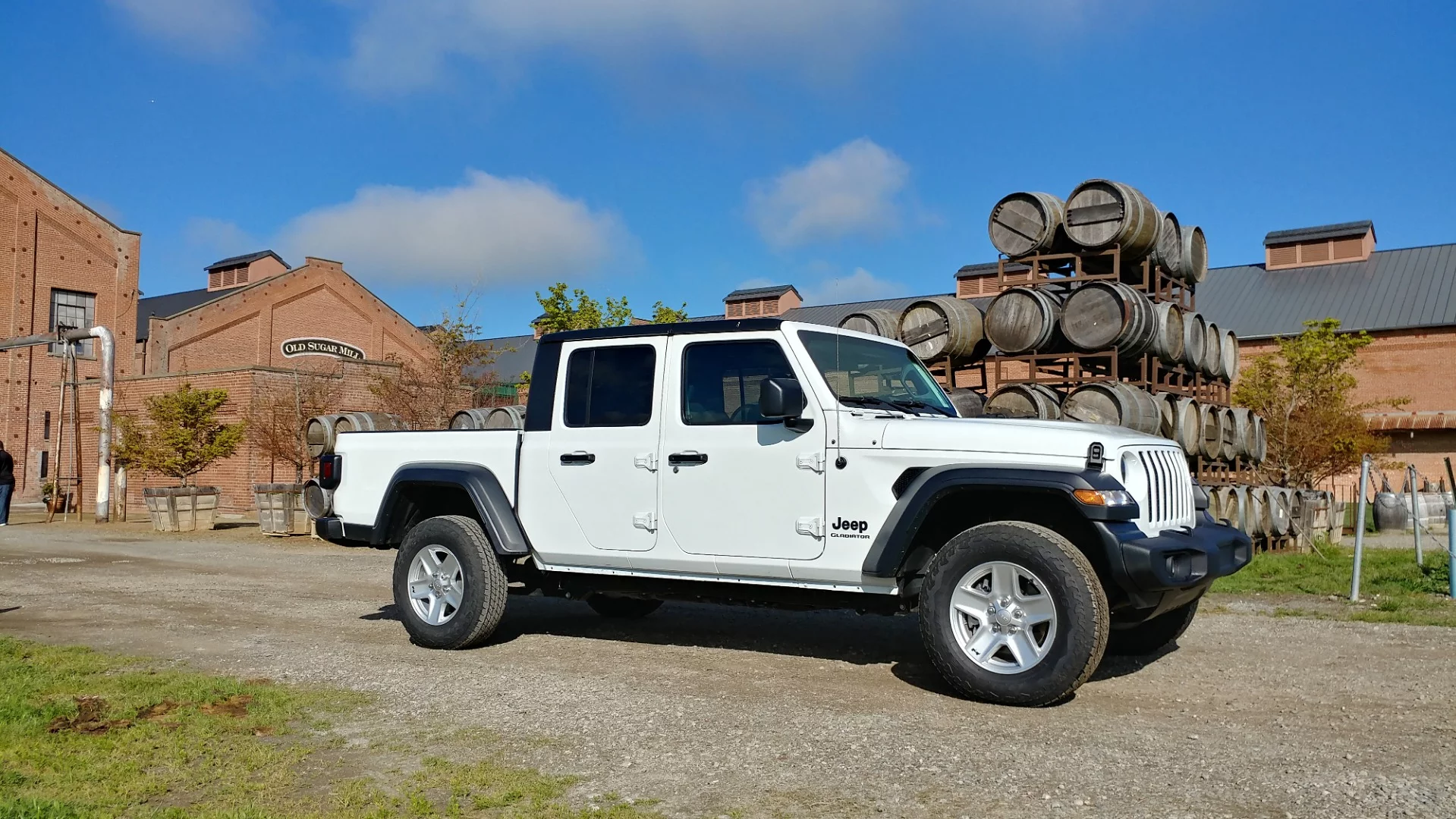 The Gladiator’s wheel wells are large enough to accommodate tires sized up to 35-inch, with standard tires on the Rubicon being 33s