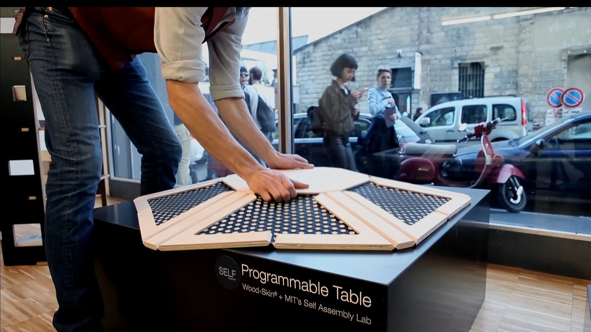 The Programmable Table pops into shape with a pull (Photo: Self-Assembly Lab, MIT + Wood-Skin S.r.I. + BIESSE)