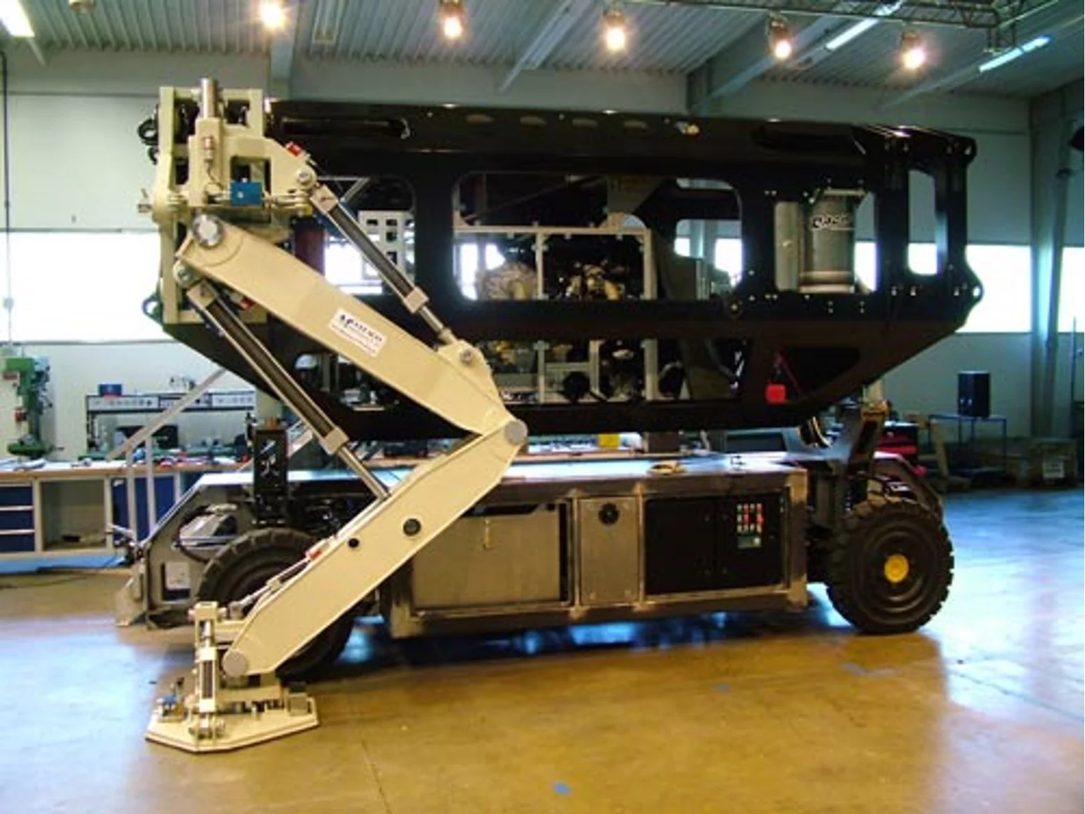 Tradinno's main skeleton with one of its legs