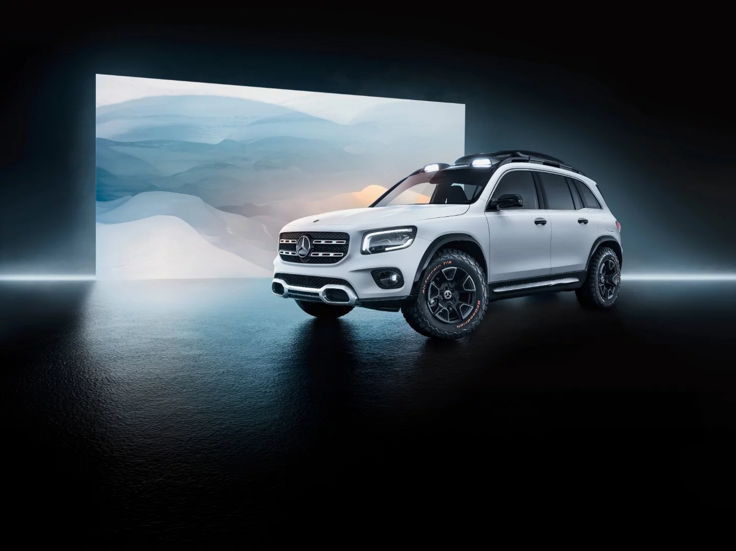The GLB would fit between the smaller GLA- and the larger GLC-Class