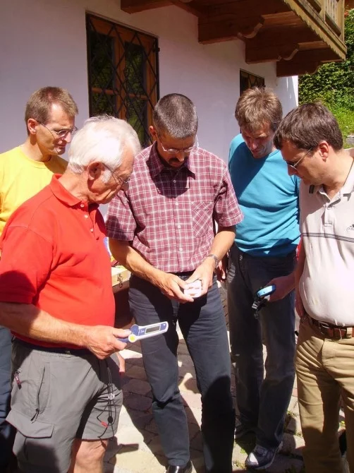 Researchers and mountain rescue workers discuss the requirements to be met by a new, automatic positioning system for avalanche victimsPhoto: Fraunhofer IML