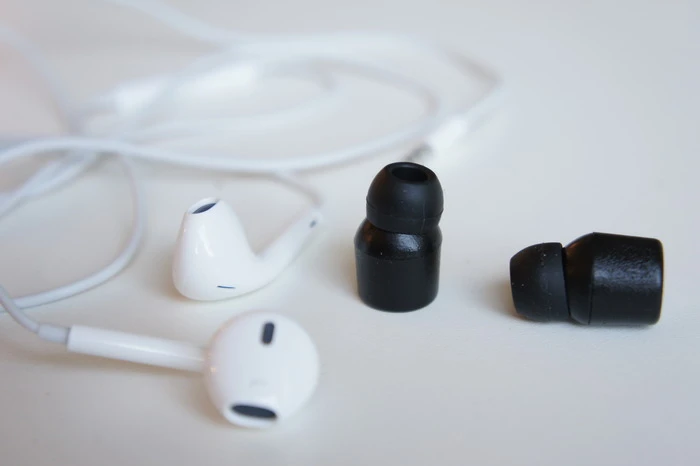 The Earin buds weigh 5 g (0.17 oz) and are cased in plastic with a silicon tip on the end