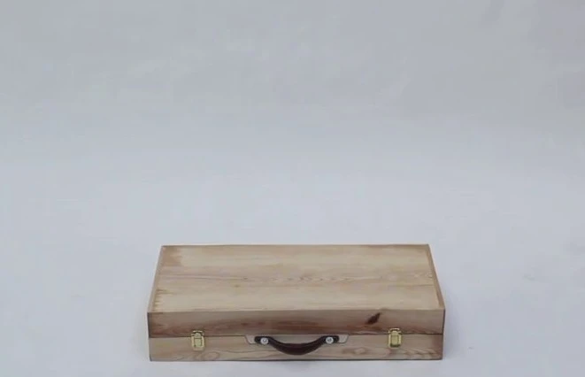 Young Scottish designer Tyrone Stoddart has come up with an innovative design that reinvents the briefcase