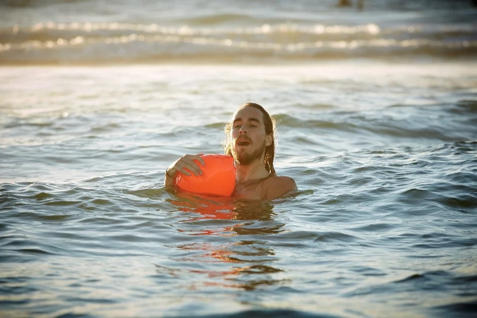 Once activated, the Kingii gives you an inflatable to hold onto