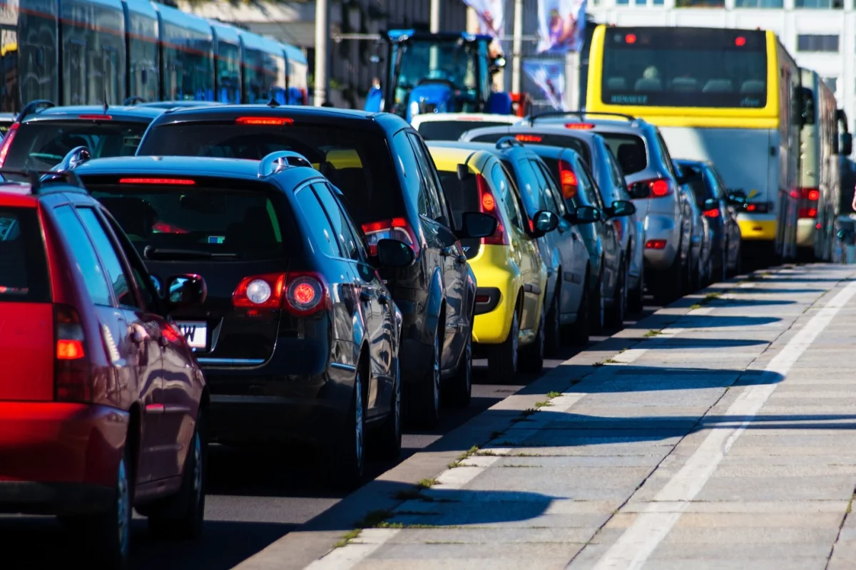 A new study suggests that it would be cheaper for owners of driverless cars to have their vehicles circle the streets by themselves, instead of paying for parking – which would increase traffic congestion