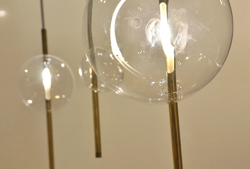 The glass ball lamp features a copper rod which is touch sensitive (Photo: Edoardo Campanale/Gizmag.com)