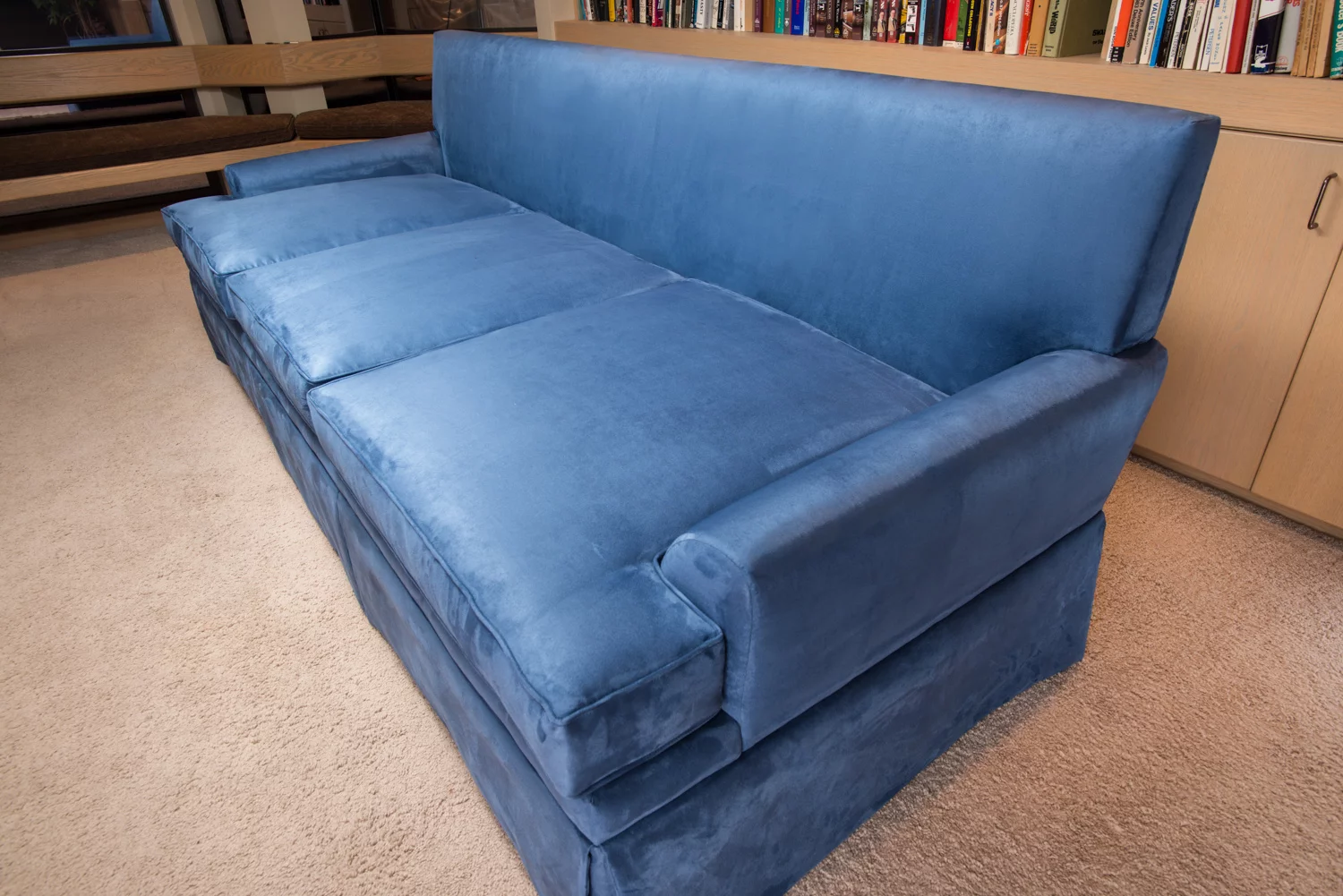 Just the safe alone weighs a hefty 650 lbs (295 kg), bringing the total weight of the CouchBunker to a whopping 900 lb (408 kg)