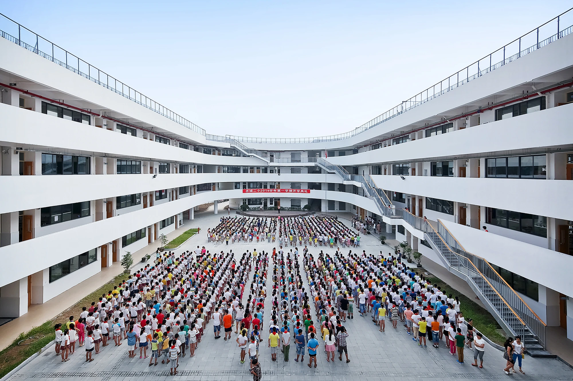The school also features a 2,658 sq m (28,610 sq ft) internal courtyard, which is suitable for further physical activities, whole school assemblies and lunch time play area