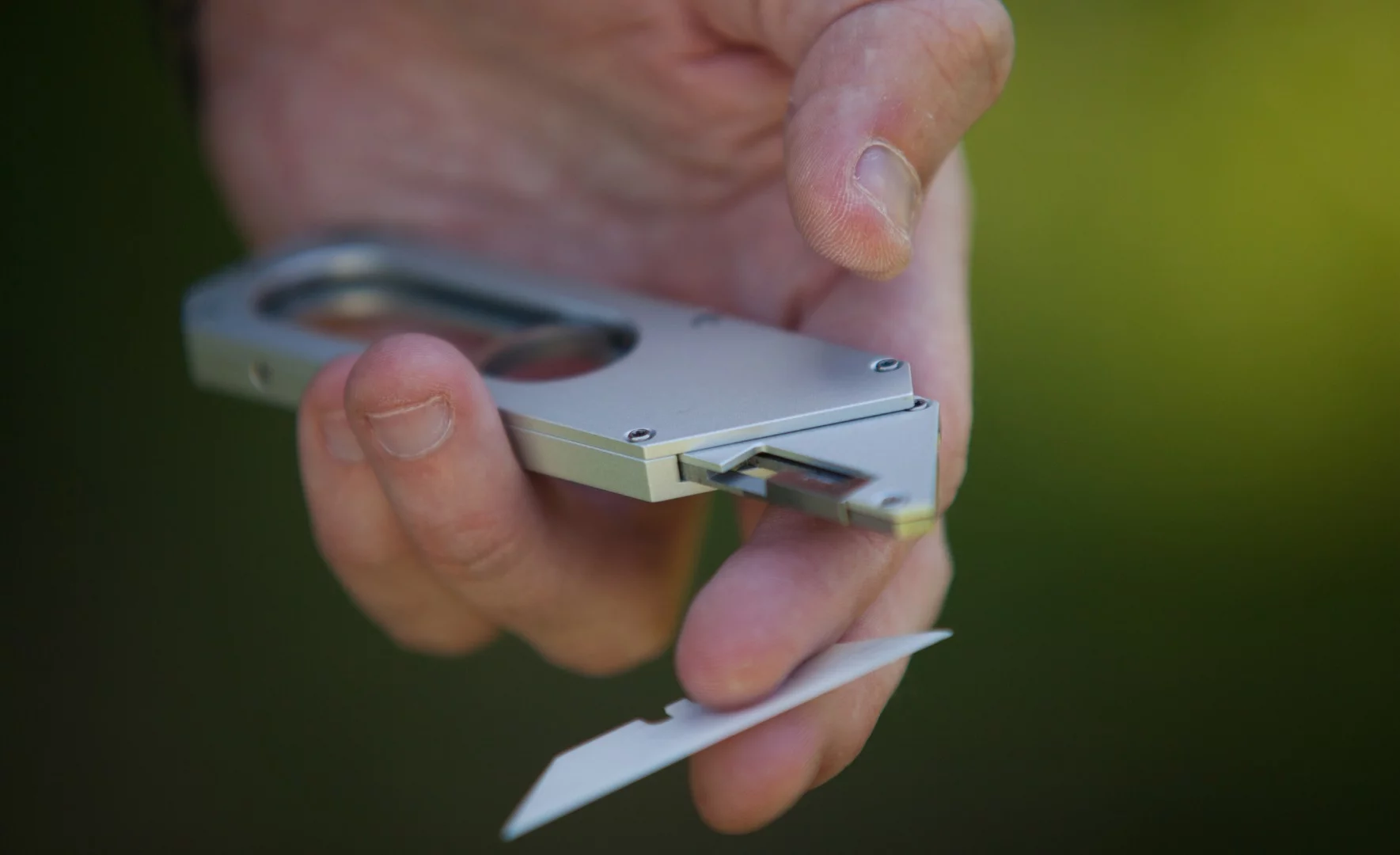 Where the Maker Knife gets particularly interesting is the locking mechanism the deploys and retracts the blade