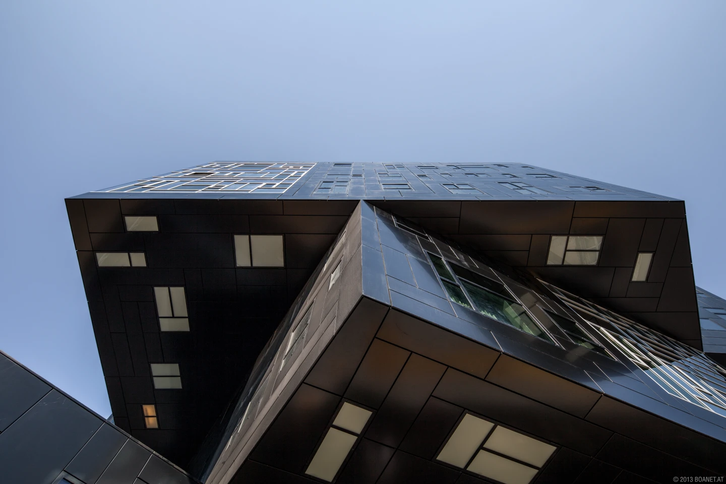 The skewed geometries of the Executive Academy by NO.MAD arquitectos (Image: Campus WU/boanet)