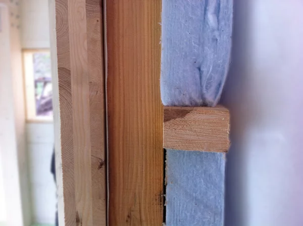 A double layer of 90mm (3.5 inches) polyester fiber wadding insulates the perimeter walls and the roofing of the home