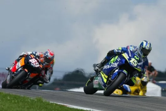Gibernau looks so impressive when he's on it that it's hard to reconcile that he has not won a race for more than 12 months. here he applies a touch of opposite lock after riding past hayden 969), Rossi (directly behind Hayden) and Barros (yellow bike in