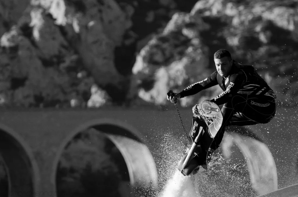 The Hoverboard by ZR features a surf board that is attached to a personal watercraft (PWC), such as a jet ski, or speed boat via an 18 m (59 ft)-long hose