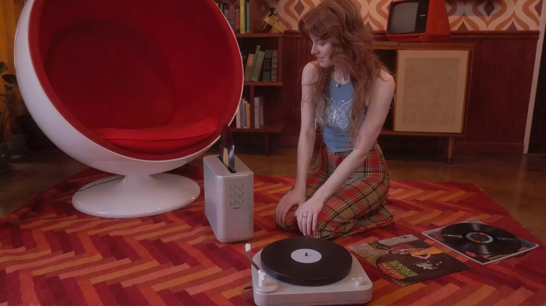 The records are given a bath in water excited by ultrasound to dislodge dirt and grime, and can be dried in the machine before being played using the matching turntable with built-in speaker