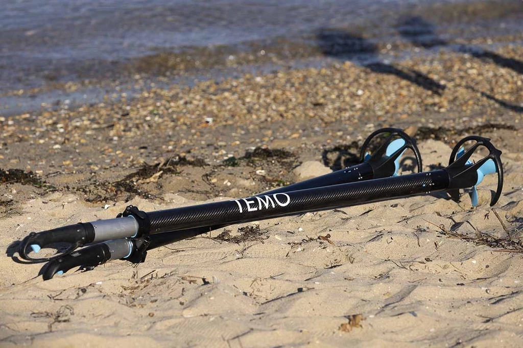 The Temo 450 Carbon weighs an even 10 lb, carries easily to and from the water, and features a larger battery than the original Temo 450