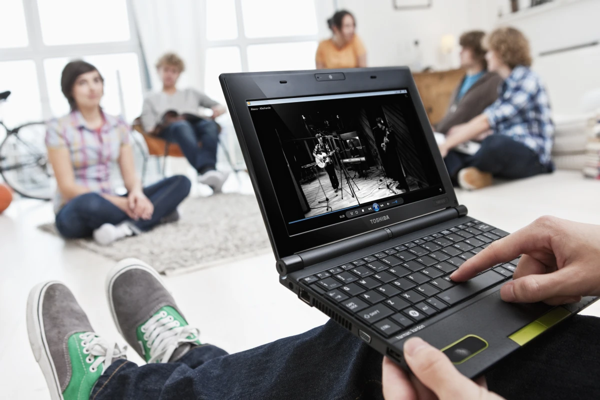 Toshiba has slammed a pair of Harman/Kardon speakers into its new mini NB520 netbook, which are claimed to provide the kind of audio performance usually reserved for bigger devices