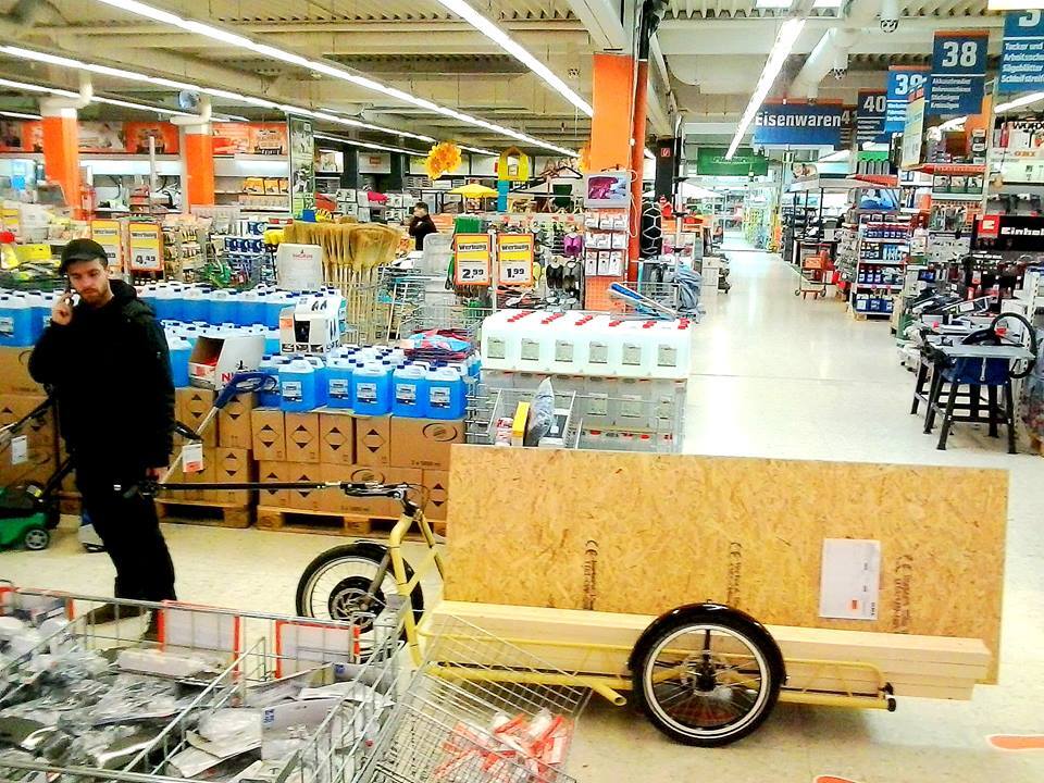 Unhitch the Carla trailer and use it as a powered hand truck