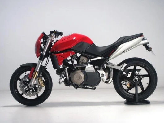 The motor is in fact from a concept bike developed by Piaggio R&D and shown at the 2003 EICMA Show in Milan.