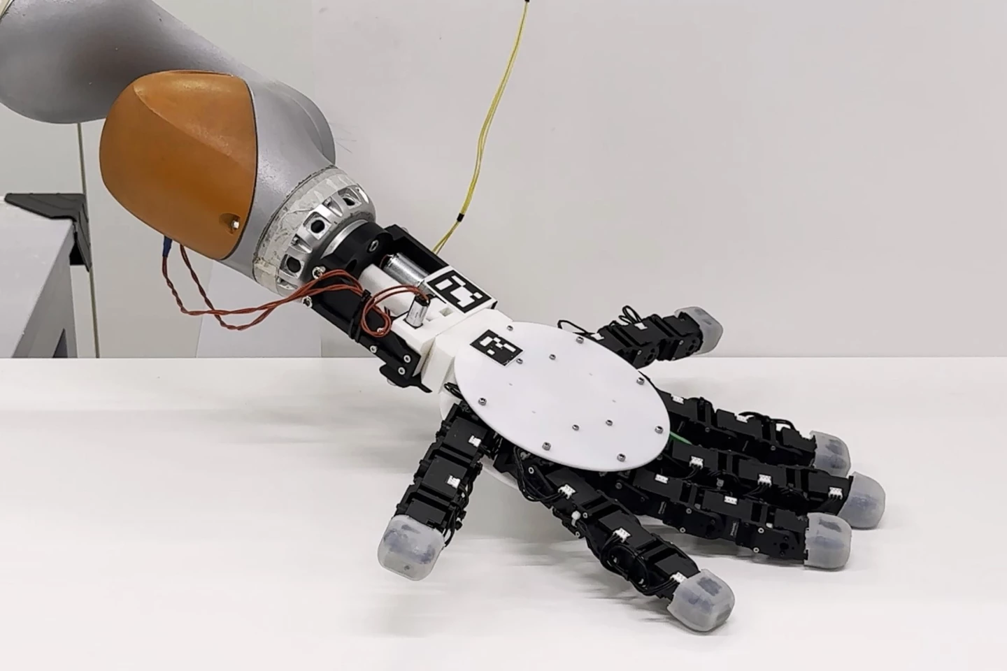 The hand can be equipped with up to six digits, with two opposing thumbs at either end