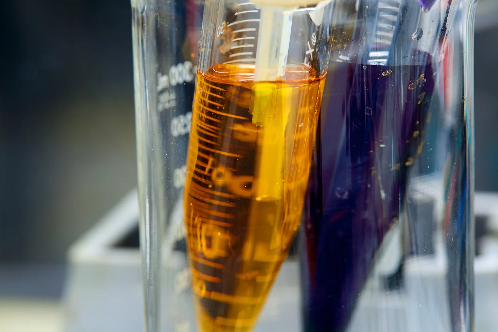 PNNL’s all-organic aqueous flow battery uses two inexpensive and readily available electrolytes, one containing methyl viologen and another with 4-HO-TEMPO