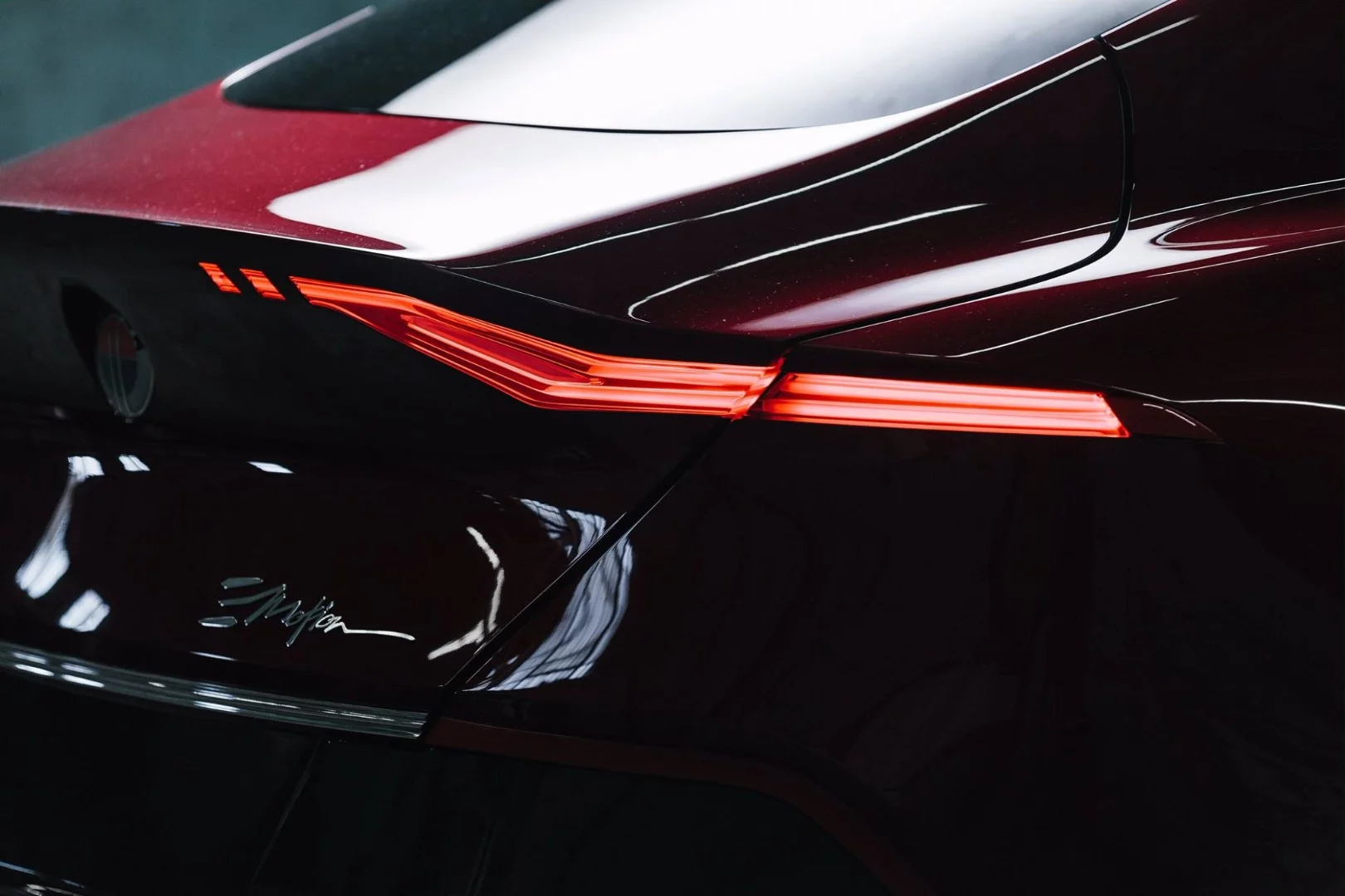 The rear lights are punctuated by a sort of ellipsis