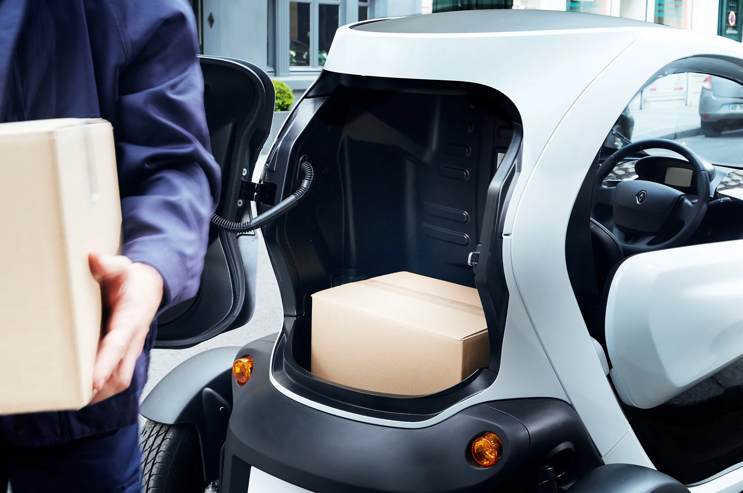 The rear passenger area has been replaced by a 550 x 500 x 950-mm watertight trunk with 180-liter capacity and capable of handling loads of up to 75 kg