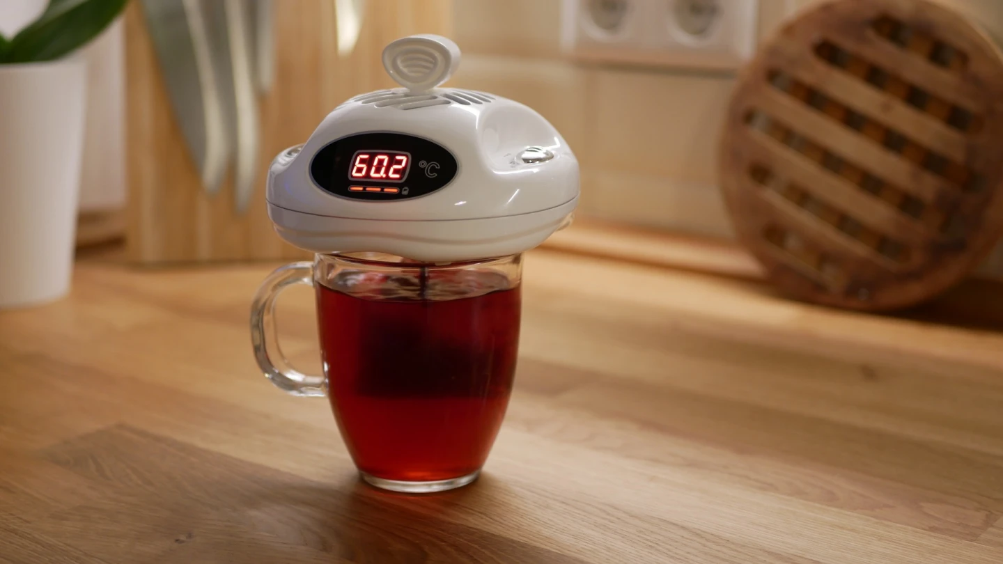 iLIQ's fan draws cool ambient air in through the top of the device, while expelling drink-heated air out through the bottom's outside perimeter