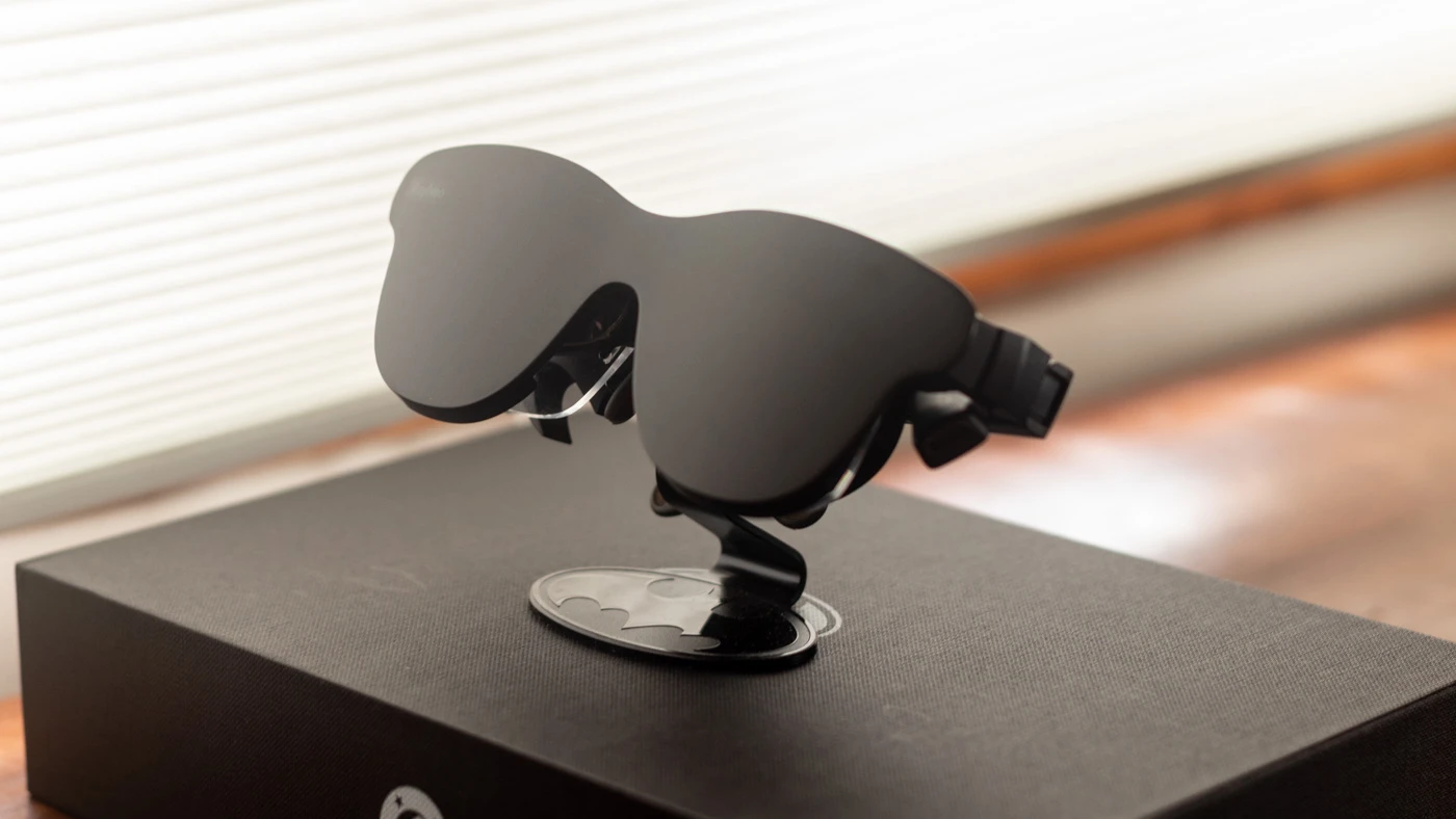 The RayNeo Air 4 Pro glasses connect to your devices and bring you a giant display anywhere