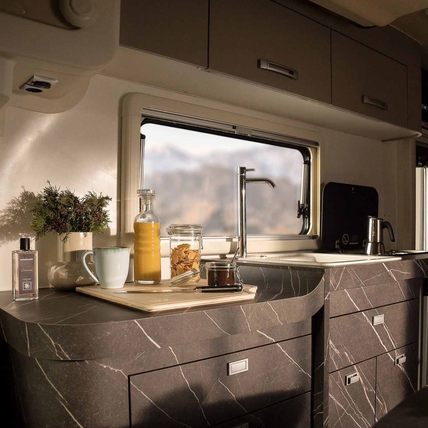 The Oasi 540.1 kitchen features a dedicated worktop next to the sink/stove area
