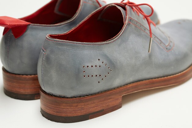 The red tag visible on the left shoe contains the GPS antenna, pointing upwards