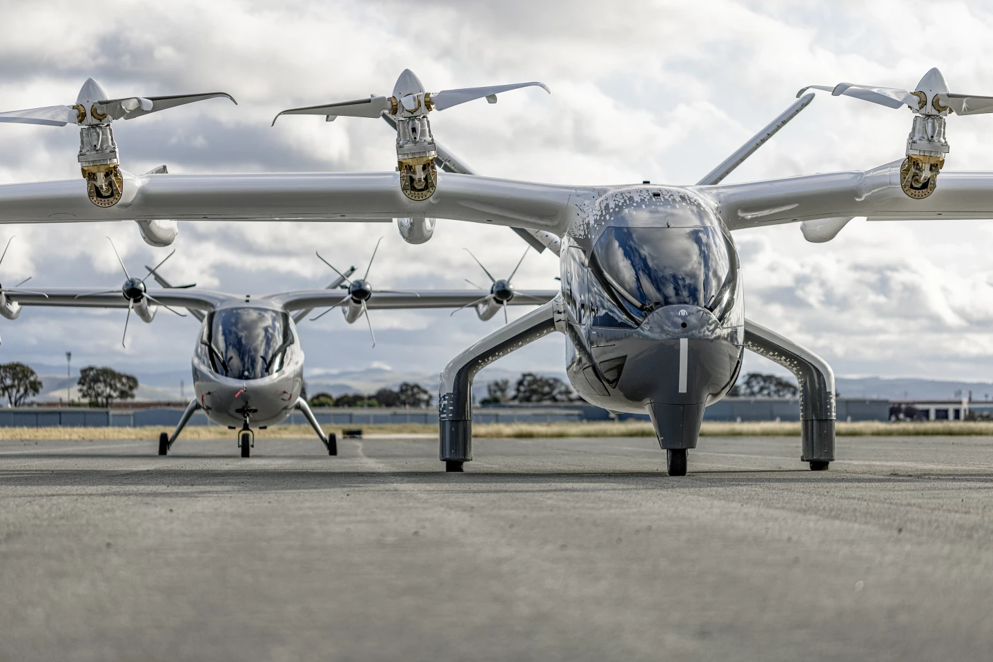 Midnight (right) with the earlier 2-seat Maker test aircraft