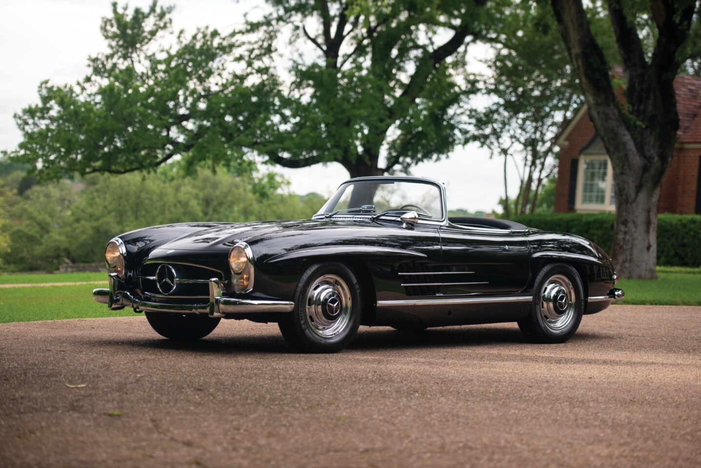 2018 Monterey Car Week Auction Report | 1963 Mercedes-Benz 300 SL Roadster | Sold for $1,930,000 | Estimate: from $1,650,000 to $2,000,000 | No Reserve | Auction: RM-Sothebys | Lot 242 | Official Description