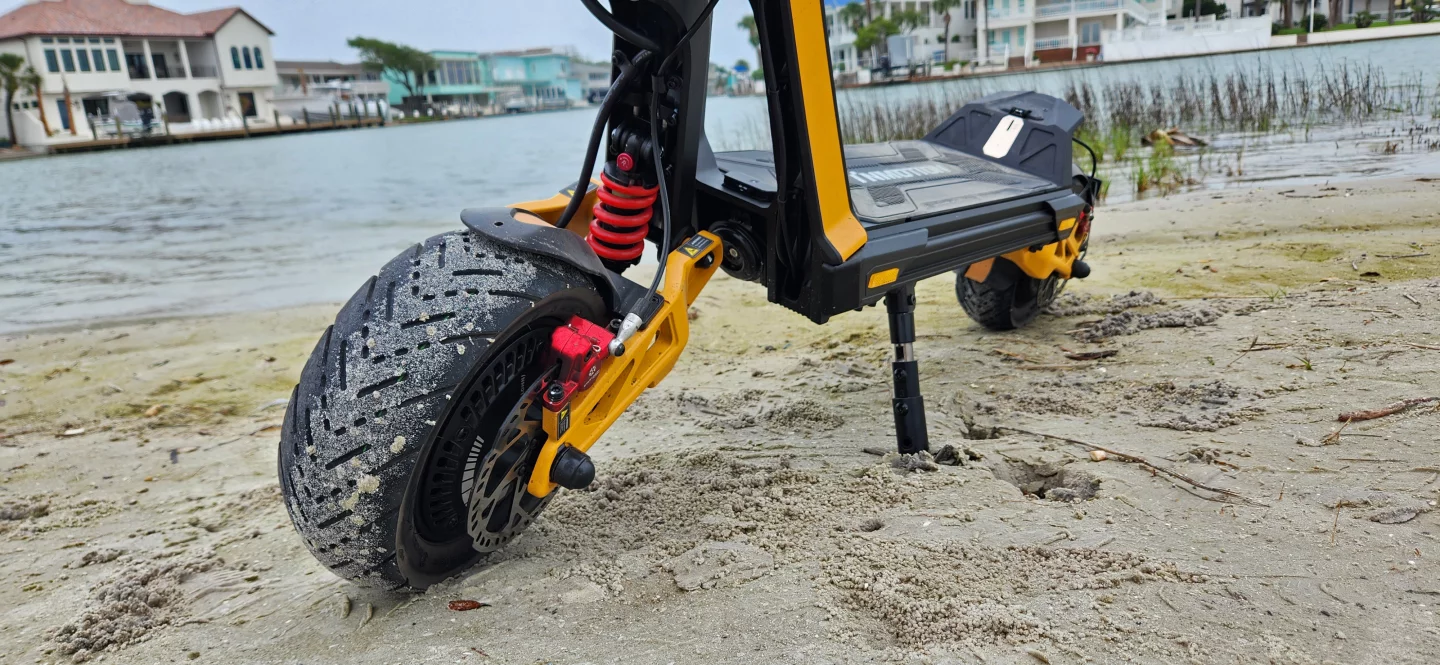 There's that kickstand I was telling you about. Grrr