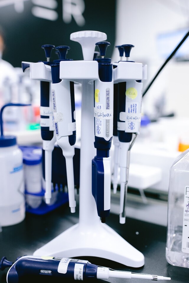 Variable volume manual pipettes