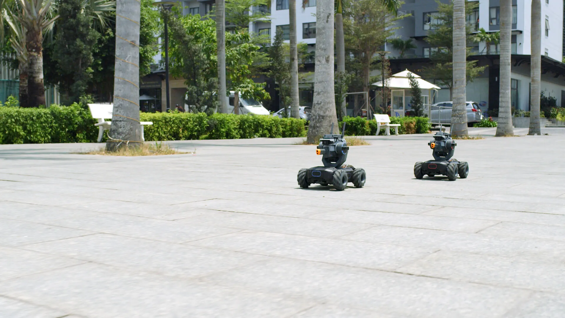 The SI can be controlled manually with a smartphone app or dedicated controller