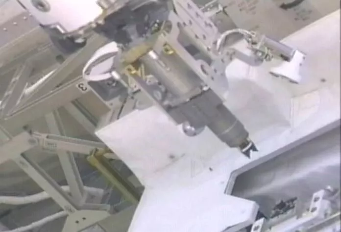 Dextre removes the RRM Safety Cap Tool from the RRM module during the RRM Gas Fittings Removal task (Image: NASA)