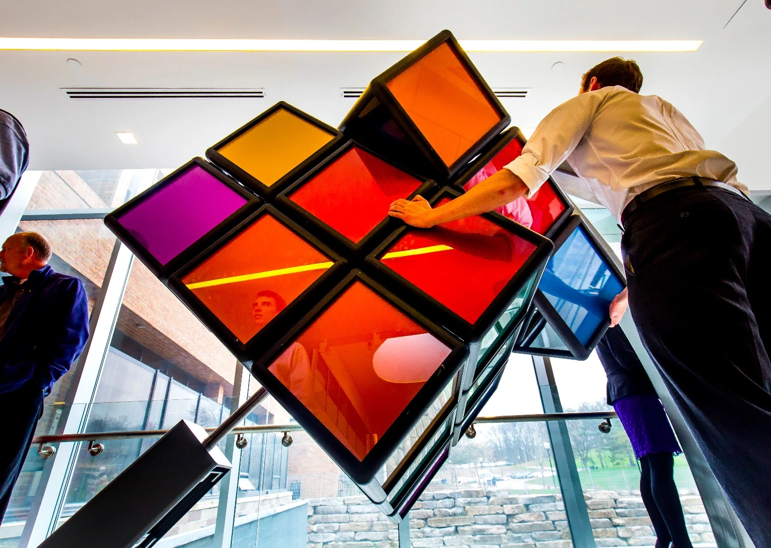 The cube utilizes a system of rollers and transfer bearings