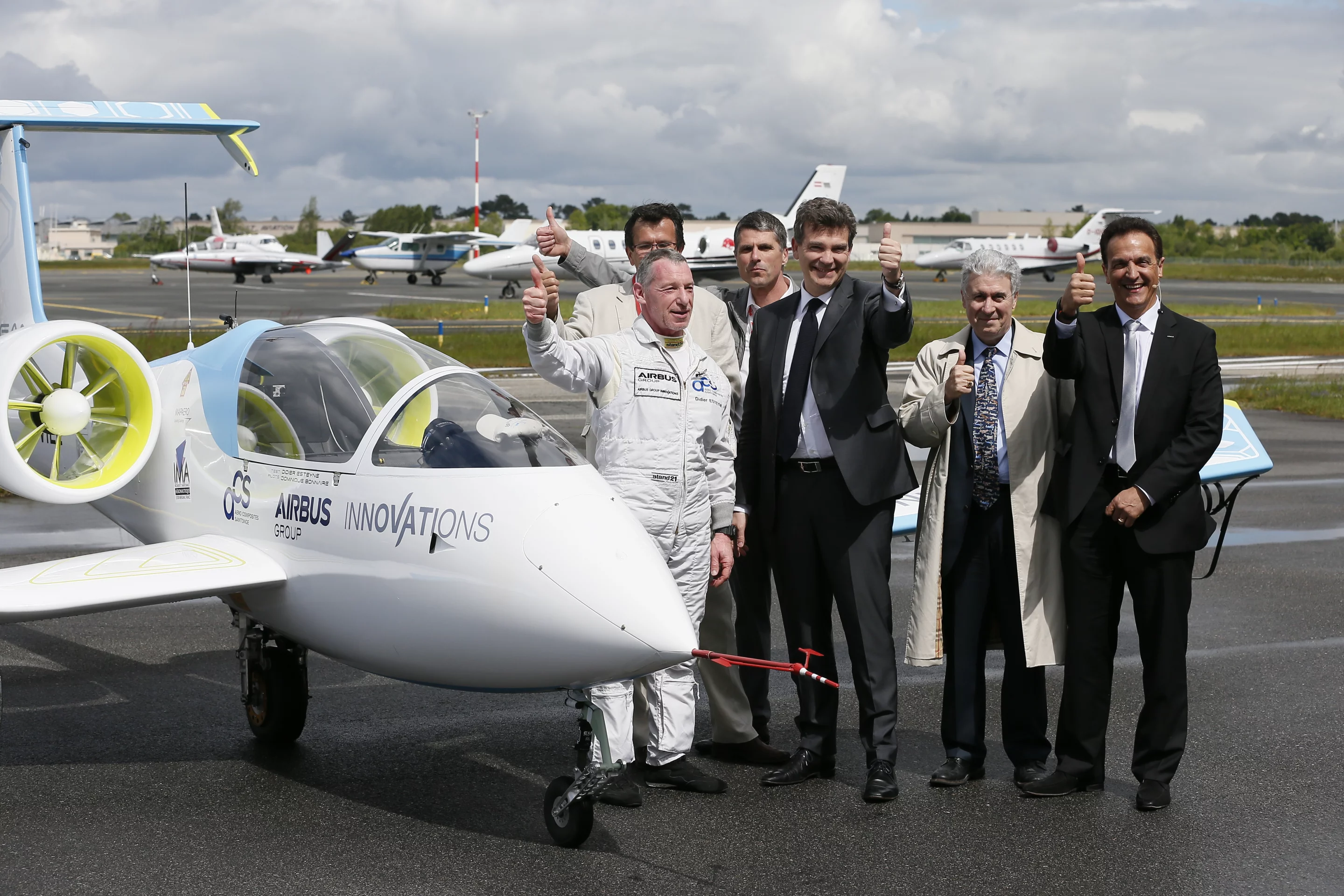 From left to right: Didier Esteyne – E-Fan Pilot Francis Deborde, Gérant of ACS Dominique Bonnaire, E-Fan Pilot Arnaud Montebourg, Minister for Economy, Industrial Renewal and Digital Economy Patrick Gandil, Directeur Général de l’Aviation Civile (DGAC) Jean Botti, CTO Airbus Group (Photo: Patrick Bernard)