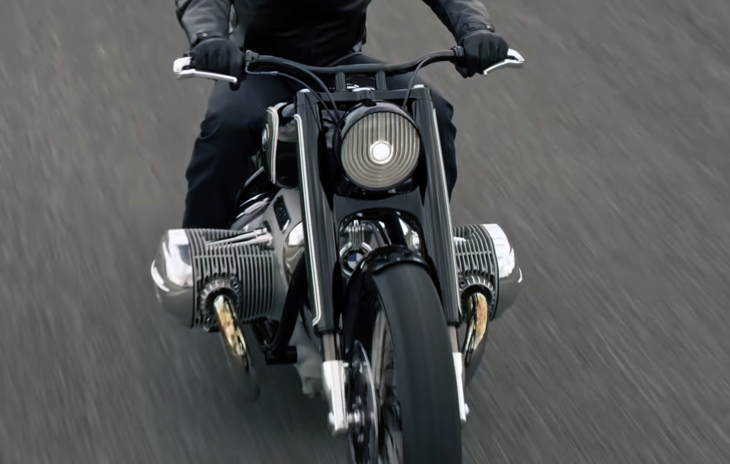 Those protruding pots are HUGE, and after 98 years of producing horizontally-opposed motorcycle engines, BMW has suddenly raised the boxer engine's capacity by a whopping 50 percent, stepping it up several orders of magnitude from middleweight to heavyweight class